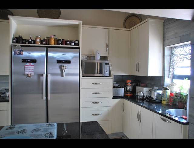 3 BEDROOM TOWNHOUSE FOR SALE IN BOT RIVER